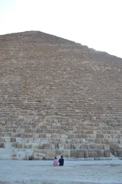 Ludzie Odwiedzający Egipskie Piramidy Wielkich Faraonów — Zdjęcie stockowe