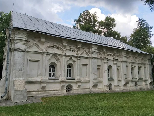 Chernihiv, Ukrayna şehir parkında antik bir bina.