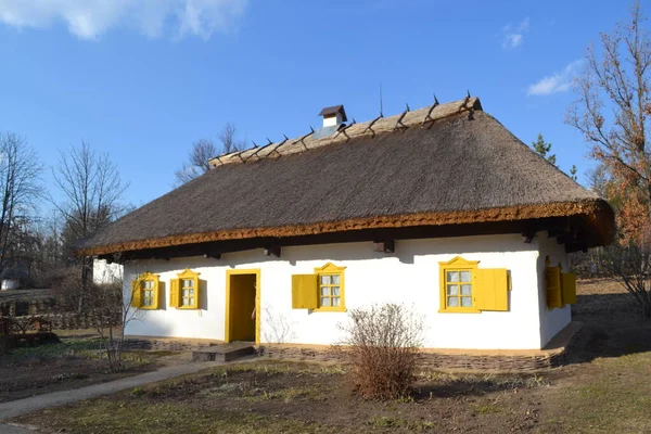 ウクライナのペレイスラフ 茅葺き屋根の古代の粘土の家の景観 民俗建築と中世の生活の博物館 Naddnipryanshchyna — ストック写真