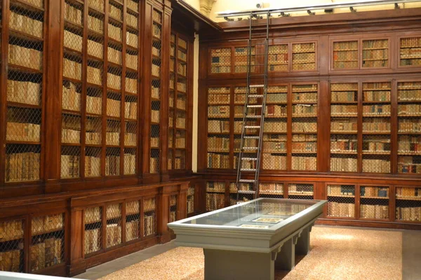 Αρχαία Παλιά Ξύλινη Πανεπιστημιακή Βιβλιοθήκη Στην Ιταλία Μπολόνια — Φωτογραφία Αρχείου