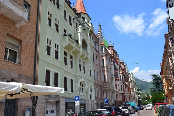 Halk, İtalya ve Avrupa ile Bolzano şehrinin sokak manzarası