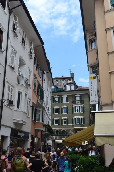 Gatuvy Över Bolzano Stad Med Människor Italien Europa — Stockfoto