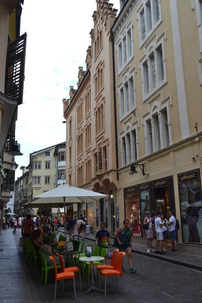 Straßenansicht Der Stadt Bozen Mit Menschen Italien Europa — Stockfoto