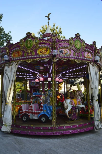 Pesaro, İtalya - 6 Ekim 2017: Pesaro, İtalya 'daki renkli karnaval atlıkarıncaları.