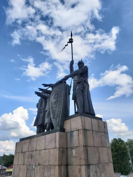 チェルニヒウ ウクライナ チェルニヒフの祖国防衛のための記念碑 イゴール スヴィヤトスラフ王子 ソ連兵 パルチザン 労働者をイメージした彫刻作品 — ストック写真