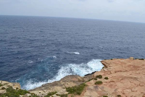 Atlantik Okyanusu 'ndaki kayalık sahilin güzel deniz manzarası