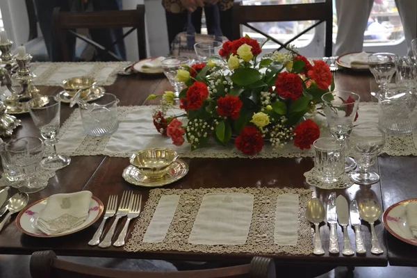 花で飾られたテーブル — ストック写真