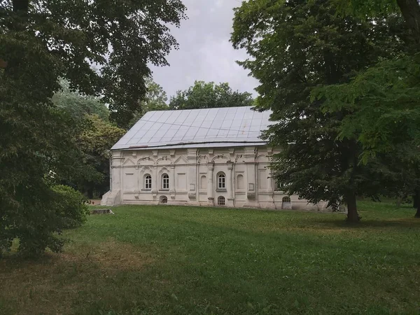 Chernihiv, Ukrayna şehir parkında antik bir bina.