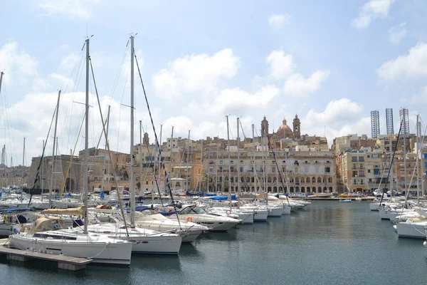 arka planda, Malta Valletta Harbour cityscape ile birçok güzel tekne