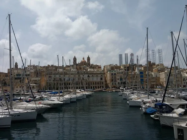 arka planda, Malta Valletta Harbour cityscape ile birçok güzel tekne