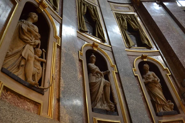 Katedraalin Sisätilat Bolongassa Italiassa — kuvapankkivalokuva