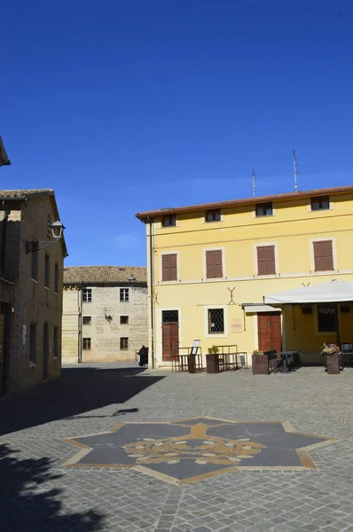 Pesaro, İtalya - 6 Ekim 2017: Pesaro, İtalya sokak manzarası.