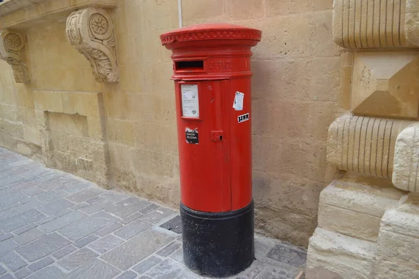 Een Oude Rode Brievenbus Gezien Boven Een Steile Straat Valletta — Stockfoto