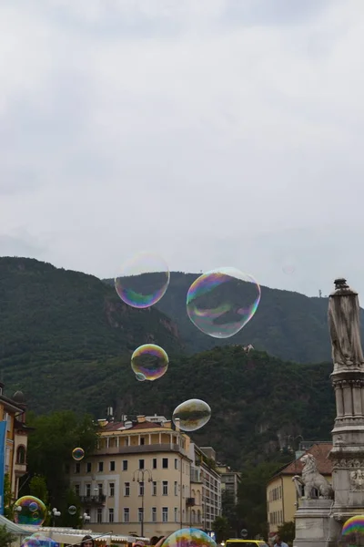 Σαπουνόφουσκες Στον Αέρα Της Πόλης Bolzano Ιταλία Ευρώπη — Φωτογραφία Αρχείου
