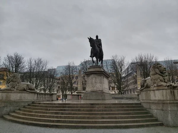 Almanya 'nın Stuttgart şehrinde bir heykel