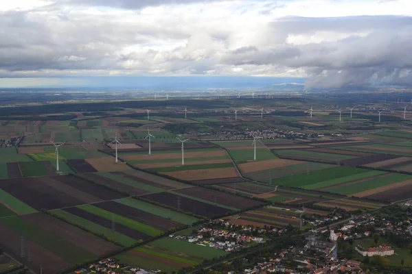 İtalya 'daki rüzgar çiftliğinin havadan görünüşü