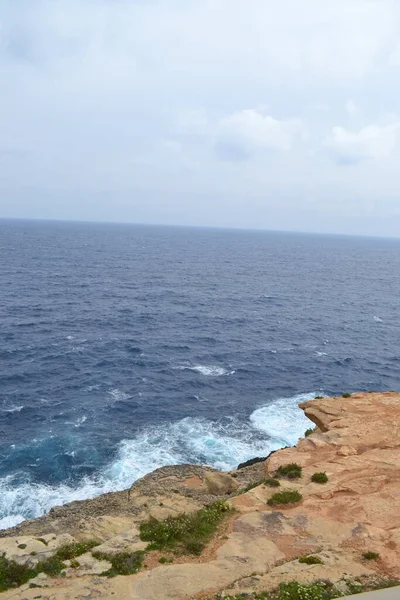 Atlantik Okyanusu 'ndaki kayalık sahilin güzel deniz manzarası