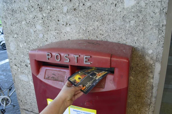 Mão Mulher Colocando Cartão Postal Caixa Correio Velho Cidade — Fotografia de Stock