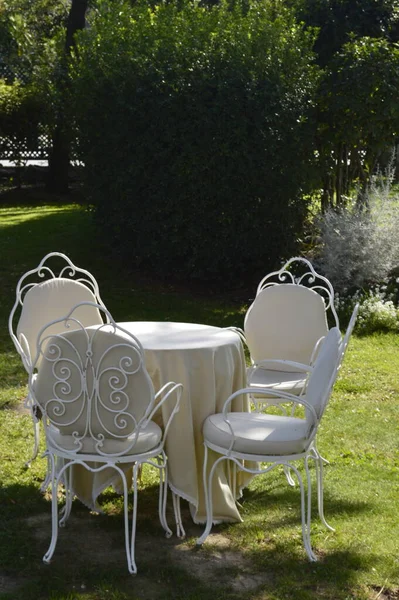 Pesaro, İtalya, Avrupa 'daki bahçede bir masa