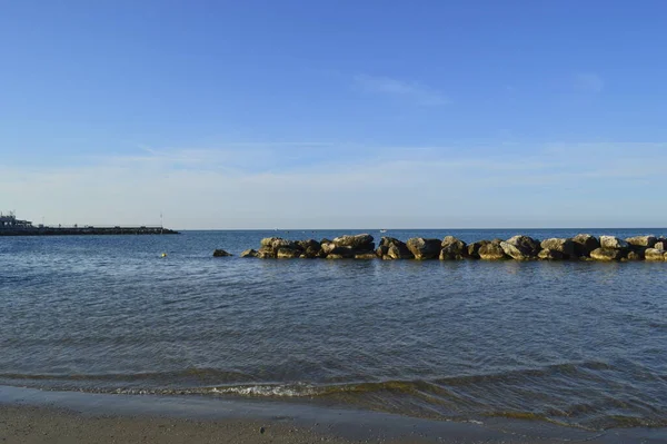 Deniz kıyısının güzel manzarası