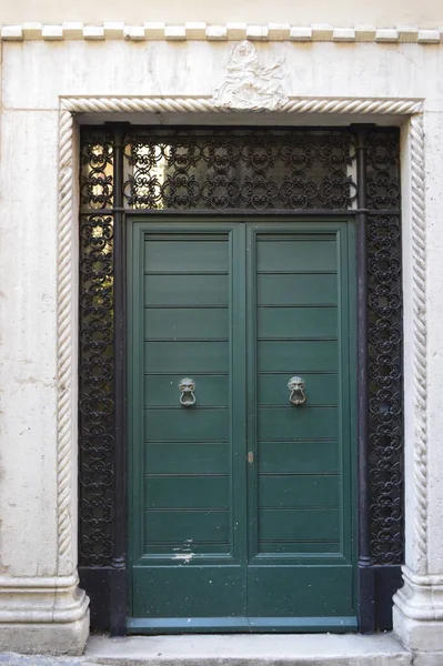 Eski yeşil ahşap kapı