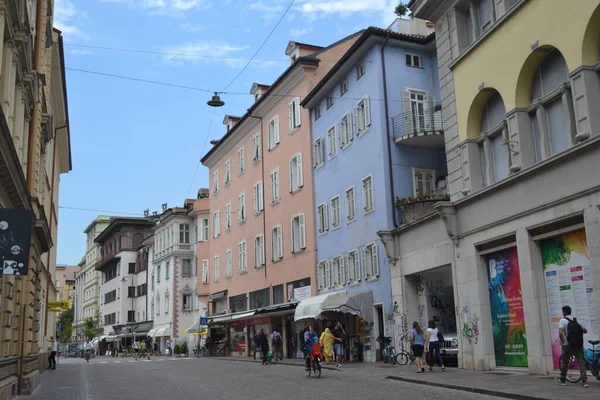 Gatuvy Över Bolzano Stad Med Människor Italien Europa — Stockfoto