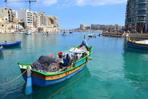arka planda, Malta Valletta Harbour cityscape ile birçok güzel tekne