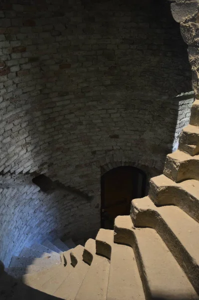 Taştan bir spiral merdiveni kapatın.