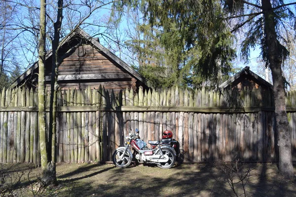 Motocicleta Velha Perto Casa — Fotografia de Stock