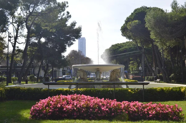 意大利皮萨罗公园的喷泉 — 图库照片