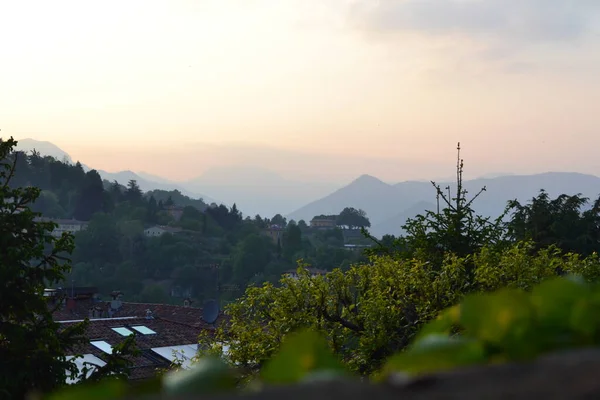 Gün batımlı güzel dağ manzarası