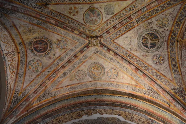 Duomo Nuovo ya da Yeni Katedral 'in içinde İtalya' nın Brescia kentindeki en büyük Roma Katolik kilisesi var.