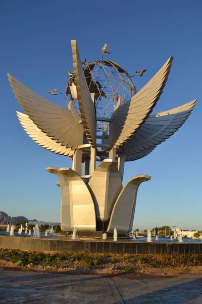 SHARM EL SHEIKH, EGYPT: Güneşli bir günde anıt ve turistlerle birlikte Mısır 'ın Sharm el Sheikh şehrindeki Barış Meydanı.