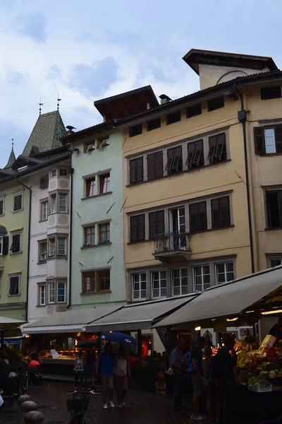 Halk, İtalya ve Avrupa ile Bolzano şehrinin sokak manzarası