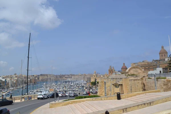 背景下 马耳他瓦莱塔港口城市景观上许多美丽船 — 图库照片