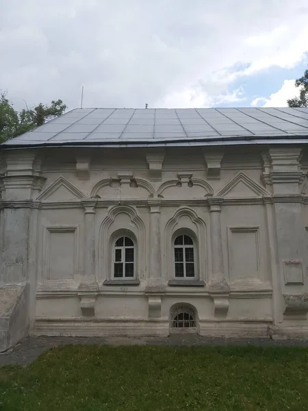 ウクライナのチェルニヒウ市公園内の古代の建物 — ストック写真