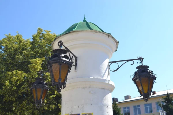 Lanterne Stradali Con Vecchio Edificio Volodymyr Volynskyi Ucraina — Foto Stock