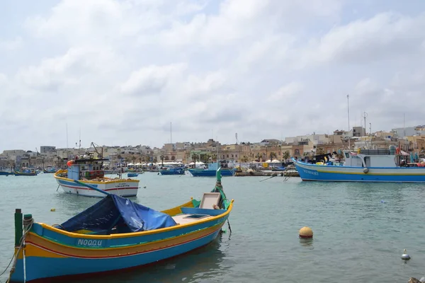 arka planda, Malta Valletta Harbour cityscape ile birçok güzel tekne