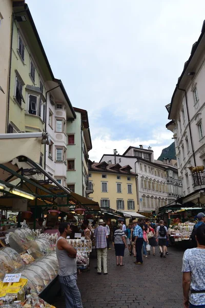 Vista Rua Cidade Bolzano Com Pessoas Itália Europa — Fotografia de Stock
