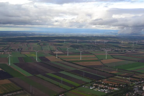 İtalya 'daki rüzgar çiftliğinin havadan görünüşü