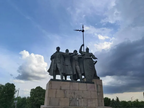 Chernihiv Ukraine Monument Defenders Fatherland Chernihiv 带有苏联士兵 党派和工人伊戈尔 斯维亚托斯拉夫王子形象的雕塑作品 — 图库照片