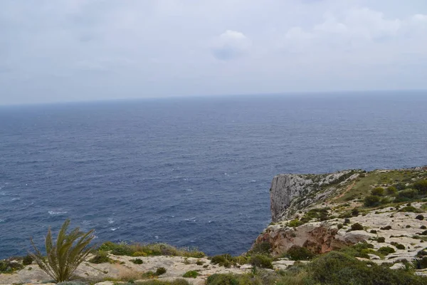 Atlantik Okyanusu 'ndaki kayalık sahilin güzel deniz manzarası