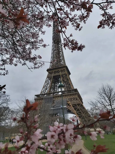 フランスのパリにあるエッフェル塔 — ストック写真