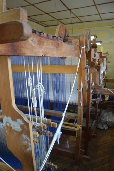 Pereyaslav-Khmelnitsky, Ukrayna: Halk mimarisi müzelerindeki eski Ukrayna kulübesindeki eski dokuma tezgahının ve ipliğin yakın çekimi, Pereyaslav-Khmelnitsky