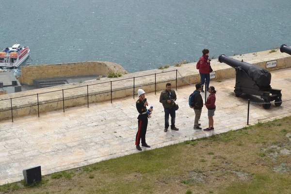 Turistas Cerca Cargadores Boquillas Con Vista Mar Ciudad Malta — Foto de Stock