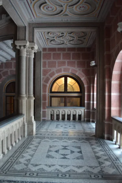 Katedralin güzel bir iç mekanı.