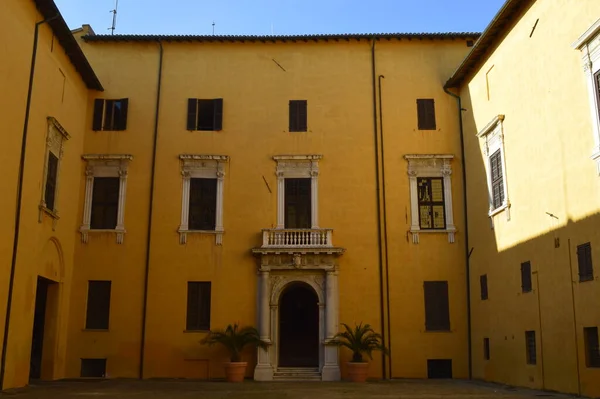 Prachtig Uitzicht Het Oude Gele Gebouw Pesaro — Stockfoto