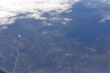 Yazın güzel yeşil kırsal alanların kırsal manzarası.