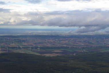 İtalya 'daki rüzgar çiftliğinin havadan görünüşü