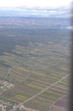 Yazın güzel yeşil kırsal alanların kırsal manzarası.